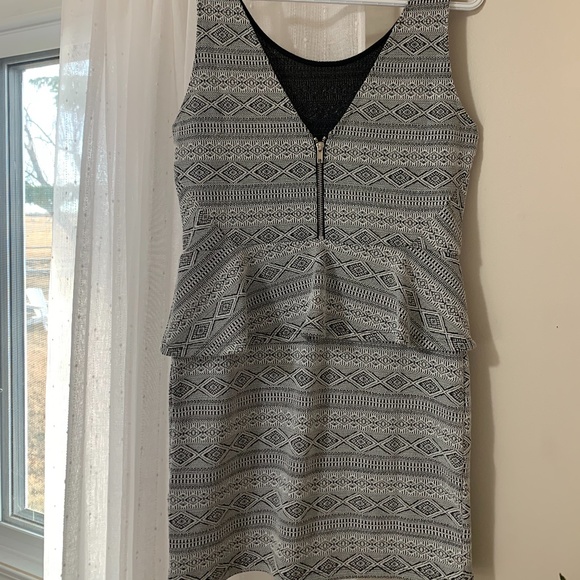 Patterned Peplum Dress - Picture 4 of 4